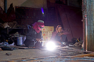 Phnom Penh  Kambodscha  in einer Metallwerkstatt werden Zaeune produziert