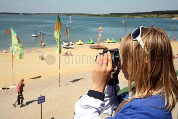 Geierswalde  Deutschland  Frau beobachtet als Wasserwacht den Strand