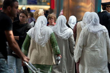 Istanbul  Tuerkei  Atatuerk International Airport  Musliminnen im Transitbereich