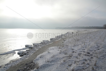 Ostseebad Goehren  Deutschland  der vom Eis bedeckte Strand