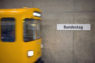 Berlin  Deutschland  ein U-Bahnzug faehrt aus dem U-Bahnhof Bundestag raus