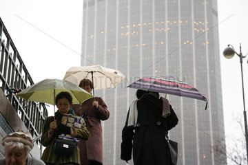 Paris  Frankreich  Menschen mit Regenschirmen im Stadtteil Montparnasse