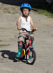 Prangendorf  Deutschland  Junge faehrt mit seinem Fahrrad