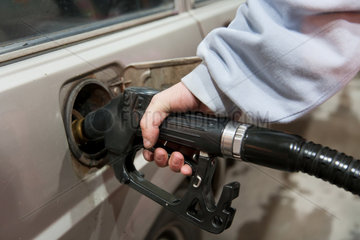 Swiecko  Polen  ein Mann tankt Diesel-Kraftstoff