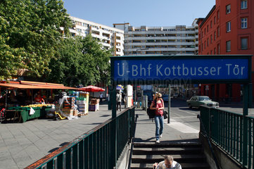 Berlin  Deutschland  Passanten am U-Bahneingang Kottbusser Tor