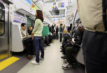 Tokio  Japan  Menschen fahren U-Bahn