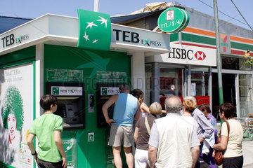 Antalya  Touristen an Geldautomaten