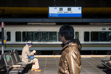 Kyoto  Japan  Bahnsteig am Hauptbahnhof
