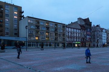 Polen  Bytom (Beuthen) - Rynek (Markt) im Stadtzentrum in der Abenddaemmerung