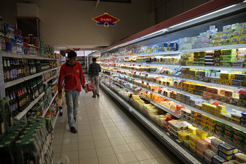 Girne  Tuerkische Republik Nordzypern  einkaufen im Supermarkt