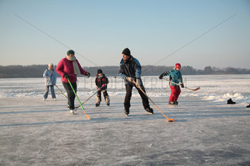 Neumuenster  Deutschland  Eishockeyspieler auf dem zugefrorenen Einfelder See