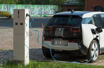 Berlin  Deutschland  Elektro-Fahrzeug an E-Tankstelle
