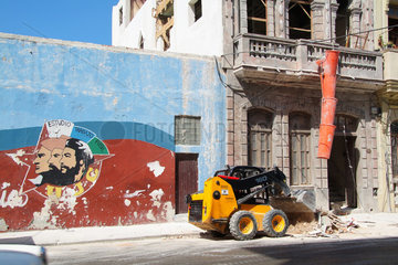 Havanna  Kuba  das marode Zeichen der UJC  daneben Sanierungsarbeiten in Centro Habana