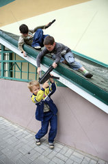 Minsk  Weissrussland  Kinder einer Wohnsiedlung spielen Krieg