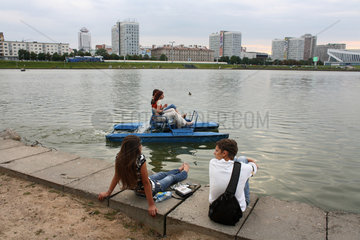 Minsk  Weissrussland  junge Leute am Komsomolskoje-See im Stadtzentrum
