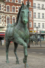 Berlin  Deutschland  Pferde-Plastiken auf dem Schlossplatz in Koepenick