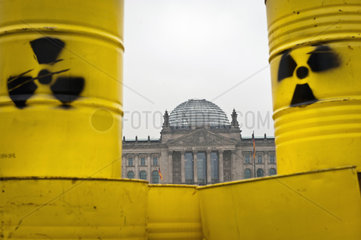 Berlin  Deutschland  Anti-Atom-Demonstration mit Atommuellfaessern