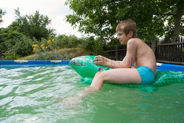 Breslau  Polen  Junge planscht im Wasser im aufblasbares Pool im Garten