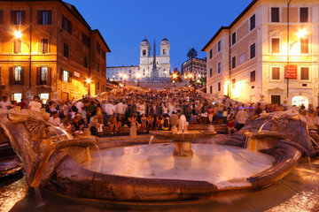 Rom  Italien  Touristen auf der Spanischen Treppe