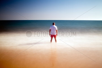 Almonte  Spanien  Urlauber am Strand schaut aufs Meer