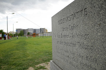 Berlin  Deutschland  Gedenkstein auf dem Gelaende der Gedenkstaette Berliner Mauer