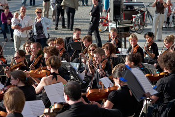 Berlin  Deutschland  sonntaegliches Konzert vor dem Bode-Museum