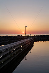 Gedser  Daenemark  Hafen Gedser bei Sonnenuntergang