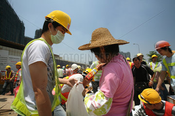 Macau  China  Bauarbeiter machen Mittagspause