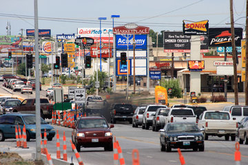 Joplin  USA  Werbeschilder an einer Shopping Meile in der Kleinstadt Joplin
