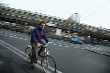 Berlin  Radfahrer rast vorbei