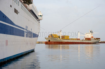 Palermo  Italien  Containerschiff im Hafen von Palermo