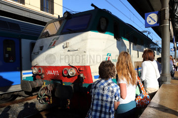 Orvieto  Italien  Zug der Trenitalia faehrt in den Bahnhof ein