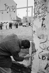 Berlin  Deutschland  Mauerspecht am Checkpoint Charlie