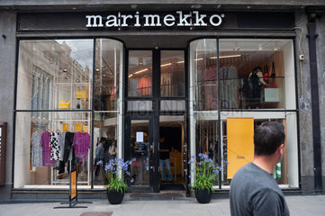 Helsinki  Finnland  Ladenfront von Marimekko in einer Fussgaengerzone