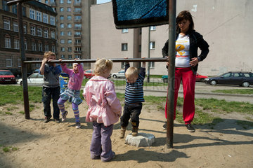 Danzig  Polen  Kinder und Mutter beim Spielen