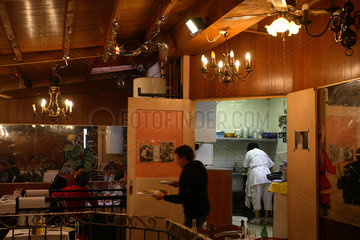 Paris  Frankreich  Kueche im Restaurant Chez Louisette