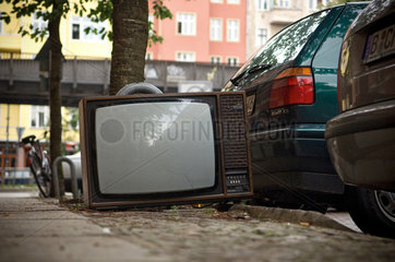 Berlin  Deutschland  Fernseher auf der Strasse