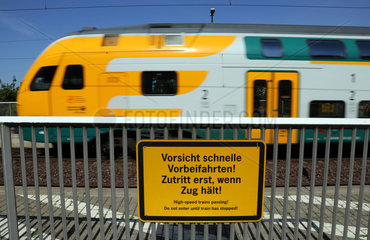 Neustadt (Dosse)  Deutschland  Warnschild -Vorsicht  schnelle Vorbeifahrten- am Bahnsteig