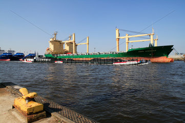 Hamburg  Deutschland  Containerschiff im Hamburger Hafen