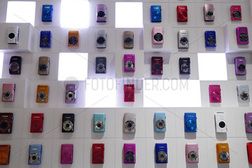 Hong Kong  China  verschiedene Modelle der Digitalkamera Canon Ixus haengen an einer Wand