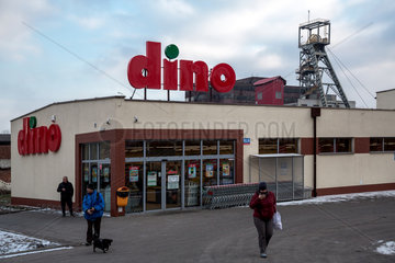 Polen  Bytom (Beuthen) - Dino-Supermarkt  hinten Foerderturm einer Zeche