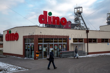 Polen  Bytom (Beuthen) - Dino-Supermarkt  hinten Foerderturm einer Zeche