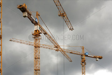 Berlin  Deutschland  Baukraene auf der Baustelle am Tempelhofer Hafen