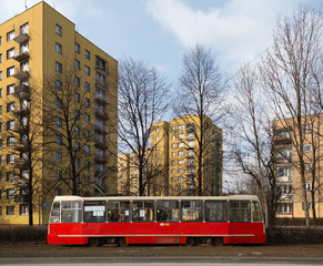 Polen  Bytom (Beuthen) - rote Strassenbahn vor Wohngebaeuden
