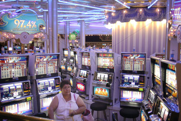 Las Vegas  USA  Spielerin sitzt an einem Spielautomaten