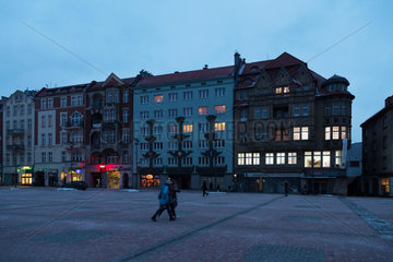 Polen  Bytom (Beuthen) - Rynek (Markt) im Stadtzentrum in der Abenddaemmerung