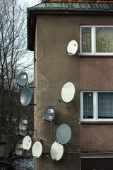 Polen  Bytom (Beuthen) - Parabolantennen an einer Hauswand