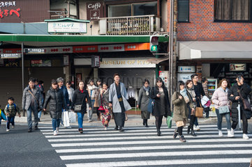 Kyoto  Japan  Fussgaenger ueberqueren einen Zebrastreifen