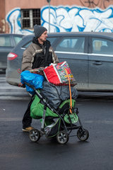 Polen  Bytom (Beuthen) - Schrottsammler (arm aber ehrlich) mit Kinderwagen in der Innenstadt