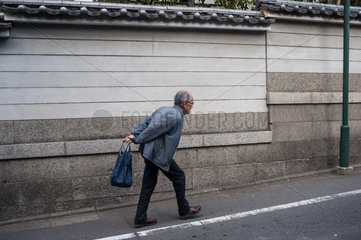 Kyoto  Japan  Aelterer Mann mit Einkaufstasche